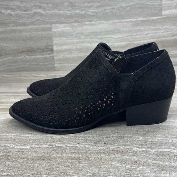 NWT Dress Barn Hazel Faux Suede Cut Out Ankle Booties Womens Size 7 - Picture 12 of 12